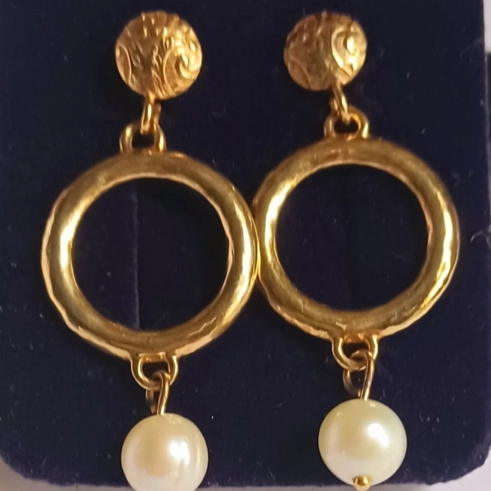 Elegant Gold and Pearl Hoop Earrings